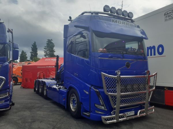 Maansiirto Morrin Volvo FH
Maansiirto Morrin nosturilla varustettu Volvo FH vaihtolava-auto.
Avainsanat: Morri Volvo FH Himos26