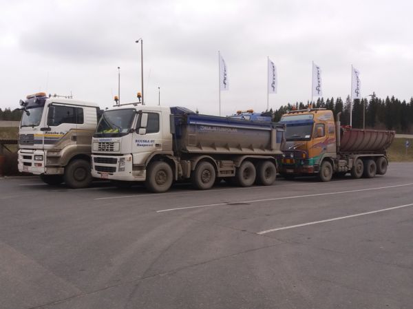 Maansiirto Ruuskan autoja
Maansiirto Ruuska Oy:n autoja Hirvaskankaan ABC:n rekkaparkissa.
Avainsanat: Ruuska Volvo FM440 MAN TGA 26.480 Volvo FH12 ABC Hirvaskangas