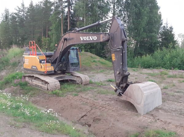 Maansiirtoliike Koivusen Volvo EC250EL
Maansiirtoliike Koivunen Oy:n Volvo EC250EL telakaivinkone.
Avainsanat: Koivunen Volvo EC250EL