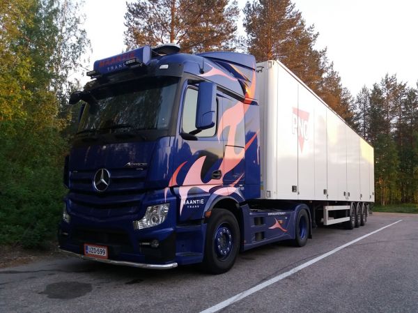 Maantie Transin MB Actros
Maantie Trans Oy:n MB Actros puoliperävaunuyhdistelmä.
Avainsanat: Maantie-Trans MB Actros Shell Hirvaskangas