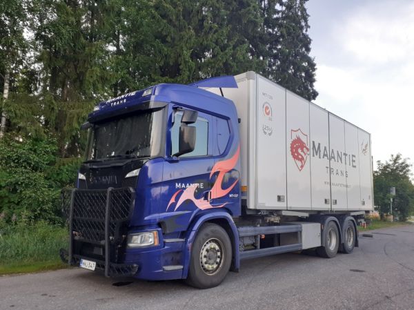 Klikkaa kuvaa nähdäksesi se täysikokoisena
==============
Maantie Transin Scania
Maantie Trans Oy:n Scania rahtiauto.
Avainsanat: Maantie-Trans Scania ABC Hirvaskangas MT-137 Maantie Transin Scania
Maantie Trans Oy:n Scania rahtiauto.
Avainsanat: Maantie-Trans Scania ABC Hirvaskangas MT-137
