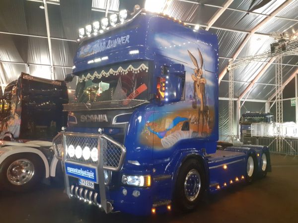 Maantiekiitäjien Scania
Maantiekiitäjät Oy:n Scania "Road Runner" rekkaveturi.
Avainsanat: Maantiekiitäjät Scania Road Runner Maantiekiitäjä Wile-E-Coyote Kelju-K-Kojootti Himos25