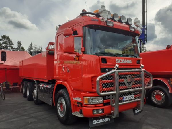 Maantiekiitäjien Scania 164
Maantiekiitäjät Oy:n Scania 164 sora-auto.
Avainsanat: Maantiekiitäjät Scania 164 Himos23