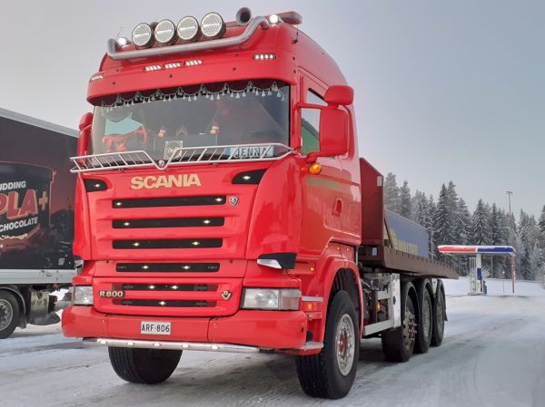 Maantiekiitäjien Scania R800
Maantiekiitäjät Oy:n Scania R800 vaihtolava-auto.
Avainsanat: Maantiekiitäjät Scania R800 ABC Hirvaskangas Jenna
