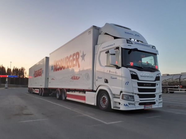 R Mäkelän Scania R580 
R Mäkelä Oy:n Scania R580 täysperävaunuyhdistelmä. 
Avainsanat: R-Mäkelä Scania R580 Hesburger ABC Hirvaskangas 17