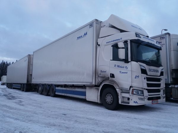 R Mäkelän Scania R580 
R Mäkelä Oy:n Scania R580 täysperävaunuyhdistelmä. 
Avainsanat: R-Mäkelä Scania R580 ABC Hirvaskangas 29