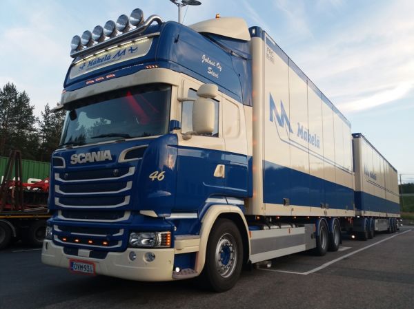 Jolavin  Scania R580 
R Mäkelän ajossa oleva Jolavi Oy:n Scania R580 täysperävaunuyhdistelmä.
Avainsanat: R-Mäkelä Jolavi Scania R580 Shell Hirvaskangas 46