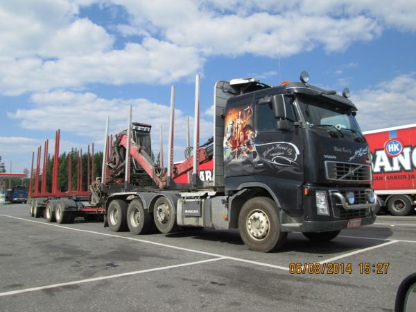 Mäkelä Forestin Volvo FH16
Mäkelä Forest Oy:n Volvo FH16 puutavarayhdistelmä.
Avainsanat: Mäkelä-Forest Volvo FH16 ABC Hirvaskangas