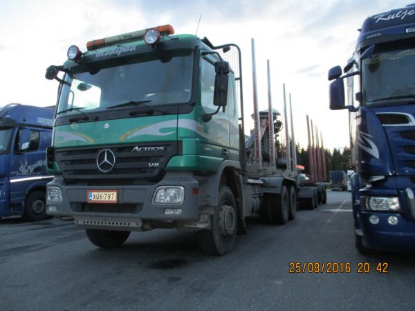 Mäkipään MB 3355 Actros 
Mäkipään MB 3355 Actros puutavarayhdistelmä.
Avainsanat: Mäkipää MB 3355 Actros ABC Hirvaskangas