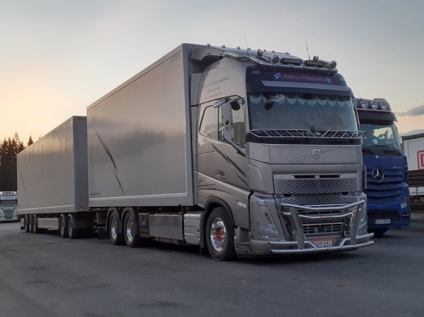Mäkisen Kuljetusliikkeen Volvo FH
Mäkisen Kuljetusliikkeen Volvo FH täysperävaunuyhdistelmä.
Avainsanat: Mäkinen Volvo FH ABC Hirvaskangas Matias