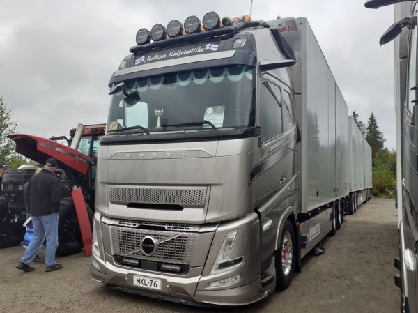 Mäkisen Kuljetusliikkeen Volvo FH
Mäkisen Kuljetusliikkeen Volvo FH rahtiauto.
Avainsanat: Mäkinen Volvo FH Tahko25