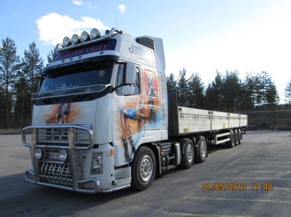 J Mäkinen Truckingin Volvo FH
J Mäkinen Truckingin Volvo FH "Coyotes Ugly" puoliperävaunuyhdistelmä.
Avainsanat: Mäkinen Volvo FH Coyotes Ugly Shell Hirvaskangas
