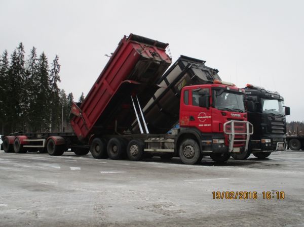 Manijahdin Scaniat R480 ja R580
Manijahti Oy:n Scania R480 ja R580 sorayhdistelmät valmistautumassa viikonlopun viettoon Hirvaskankaan ABC:n rekkaparkissa 19.2.2016.
Avainsanat: Manijahti Scania R480 R580 ABC Hirvaskangas