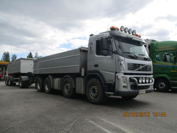 Manijahdin Volvo FM500
Manijahti Oy:n Volvo FM500 sorayhdistelmä.
Avainsanat: Manijahti Volvo FM500 Shell Hirvaskangas