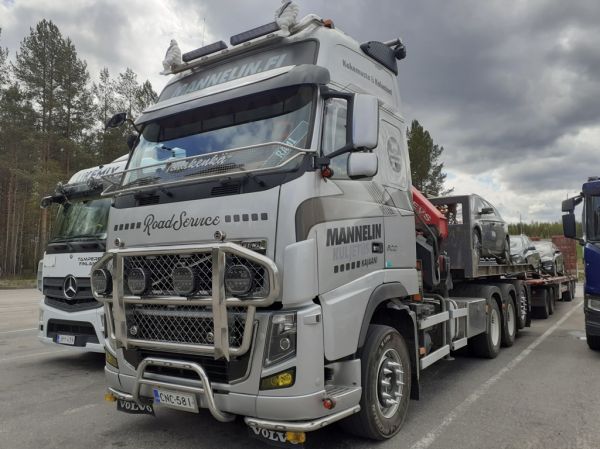 Mannelinin Volvo FH16
Mannelinin nosturilla varustettu Volvo FH16 täysperävaunuyhdistelmä.
Avainsanat: Mannelin Volvo FH16 Shell Hirvaskangas Rami