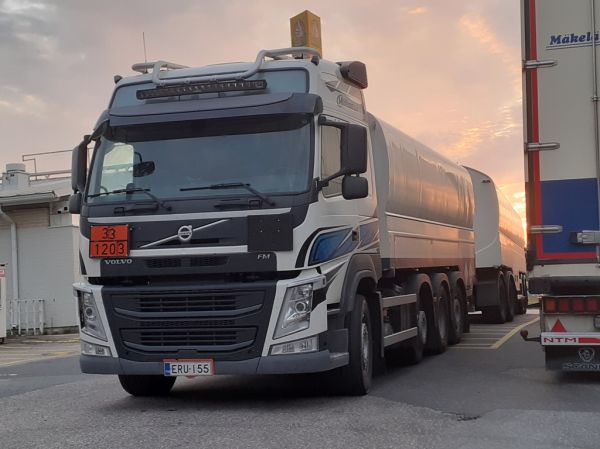 Marebellin Volvo FM
Marebell Oy:n Volvo FM säiliöyhdistelmä.
Avainsanat: Marebell Volvo FM Shell Hirvaskangas