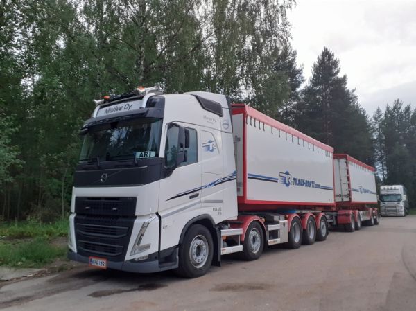 Mariven Volvo FH
Marive Oy:n Volvo FH täysperävaunuyhdistelmä.
Avainsanat: Tilaus-Rahti Marive Volvo FH Shell Hirvaskangas Ari