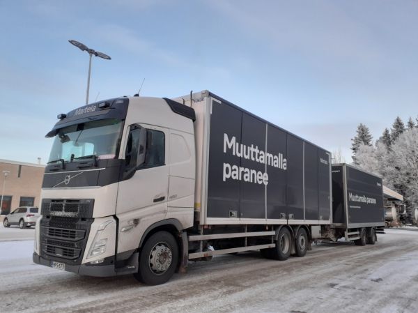 Martelan Volvo FH460
Martelan Volvo FH460 keskiakseliperävaunuyhdistelmä.
Avainsanat: Martela Volvo FH460 ST1 Hirvaskangas Mikko