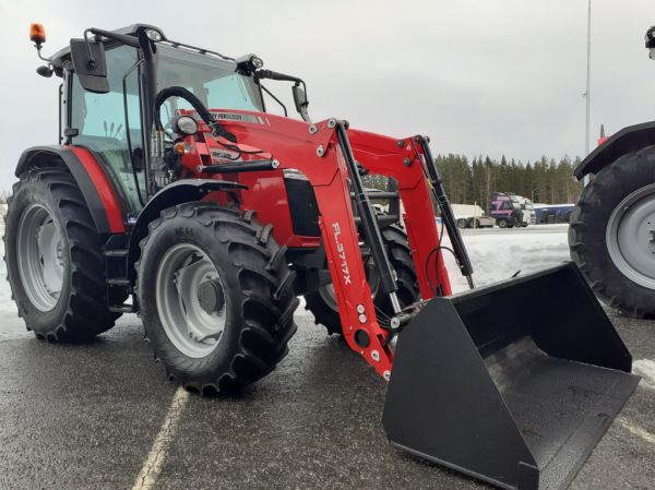 Massey Ferguson
Etukuormaajalla varustettu Massey Ferguson traktori.
Avainsanat: Massey Ferguson Hirvaskangas Massikka