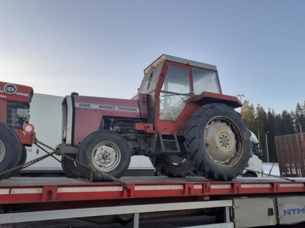 Massey Ferguson 265
Massey Ferguson 265 traktori.
Avainsanat: Massey Ferguson 265 ABC Hirvaskangas