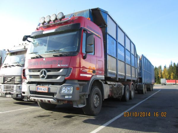 Kosken Megawatin MB 3355 Actros
Kosken Megawatti Oy:n MB 3355 Actros täysperävaunuyhdistelmä.
Avainsanat: Megawatti MB 3355 Actros ABC Hirvaskangas