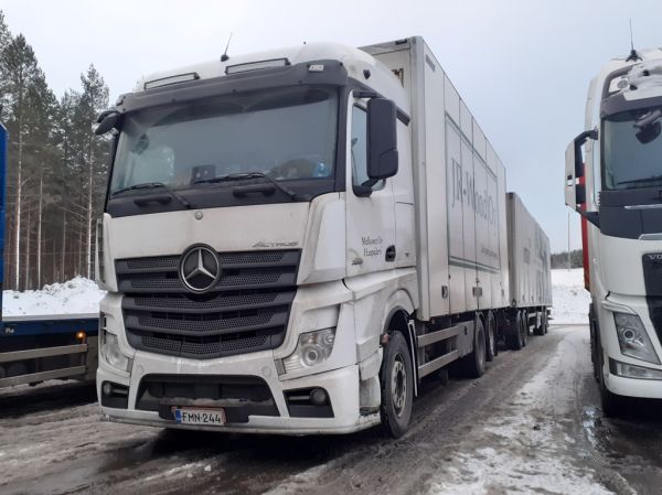 Melkoset Oy:n MB 2551 Actros
Melkoset Oy:n MB 2551 Actros täysperävaunuyhdistelmä.

Avainsanat: Melkoset MB 2551 Actros JR-Wood Shell Hirvaskangas