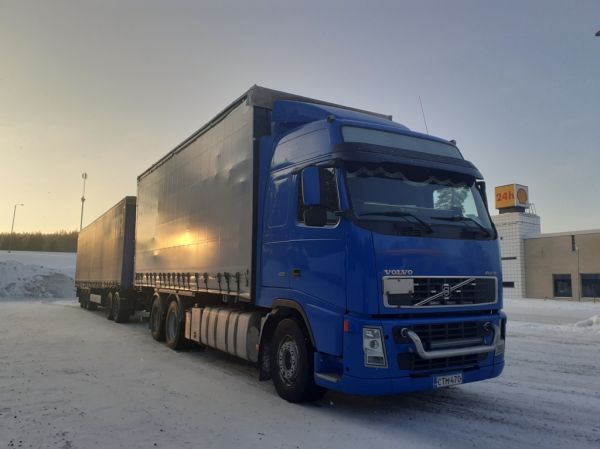 Meribomin Volvo FH12
Meribom Oy:n Volvo FH12 täysperävaunuyhdistelmä.
Avainsanat: Meribom Volvo FH12 Shell Hirvaskangas