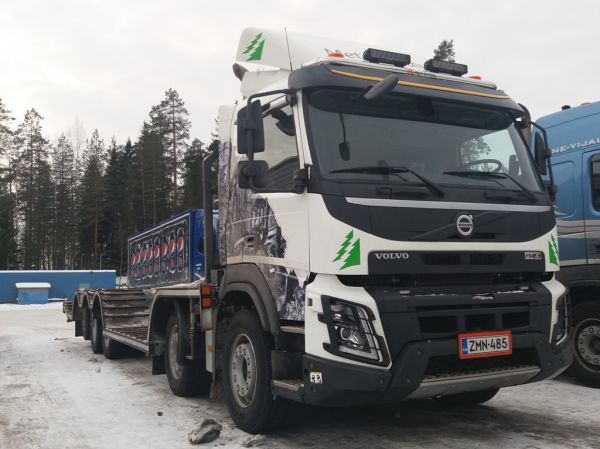 Metsä-Multian Volvo FMX
Metsä-Multia Oy:n Volvo FMX koneenkuljetusauto.
Avainsanat: Metsä-Multia Volvo FMX