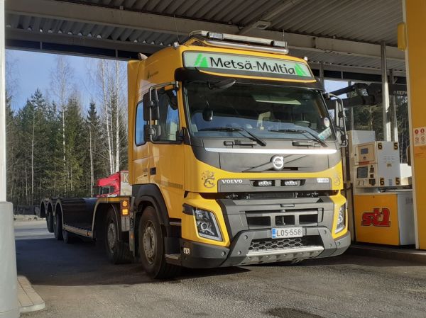 Metsä-Multian Volvo FMX500
Metsä-Multia Oy:n Volvo FMX500 koneenkuljetusauto.
Avainsanat: Metsä-Multia Volvo FMX500 ST1 Hirvaskangas Santeri