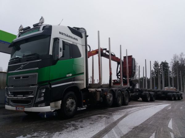 Metsäkolmion Volvo FH16 
Metsäkolmio Oy:n Volvo FH16 puutavarayhdistelmä. 
Avainsanat: Metsäkolmio Volvo FH16