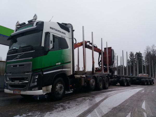 Metsäkolmion Volvo FH16 
Metsäkolmio Oy:n Volvo FH16 puutavarayhdistelmä. 
Avainsanat: Metsäkolmio Volvo FH16 Neste