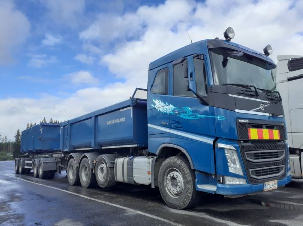 Metsäkolmion Volvo FH540
Metsäkolmion Volvo FH540 sorayhdistelmä.
Avainsanat: Metsäkolmio Volvo FH540 ABC Hirvaskangas