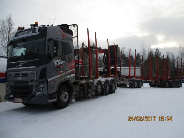 Metsänen Forest Servicen Volvo FH16
Metsänen Forest Service Oy:n Volvo FH16 puutavarayhdistelmä.
Avainsanat: Metsänen Forest Service Volvo FH16