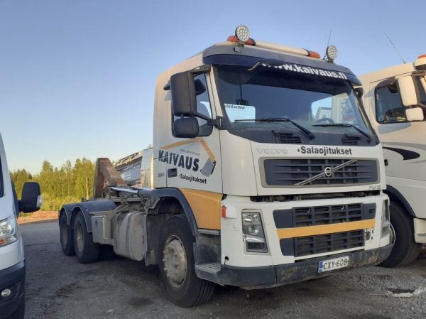 Mipa Consulting Oy/Kaivauksen Volvo FM12
Mipa Consulting Oy/Kaivauksen Volvo FM12 koukkulava-auto.
Avainsanat: Mipa Consulting Volvo FM12 Hirvaskangas
