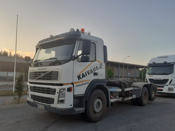 Mipa Consulting Oy/Kaivauksen Volvo FM12
Mipa Consulting Oy/Kaivauksen Volvo FM12 koukkulava-auto.
Avainsanat: Mipa Consulting Volvo FM12 Hirvaskangas