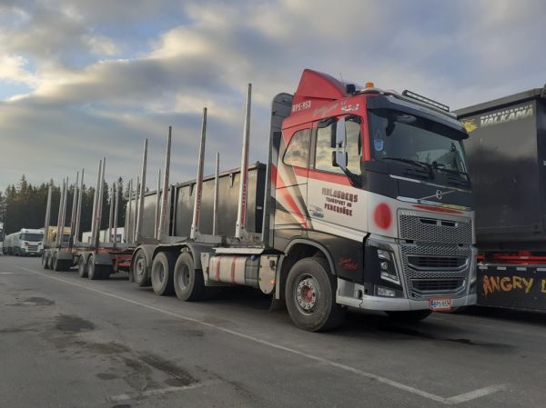 Molanders Transport Ab:n Volvo FH16
Molanders Transport Ab:n Volvo FH16 " Bugs Bunny" puutavarayhdistelmä.
Avainsanat: Molander Volvo FH16 Bugs Bunny ABC Hirvaskangas
