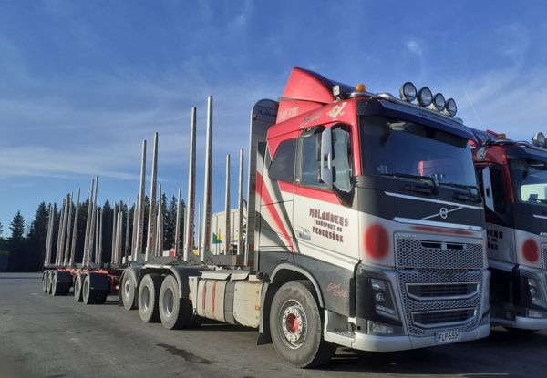 Molanders Transport Ab:n Volvo FH16
Molanders Transport Ab:n Volvo FH16 " Sid" puutavarayhdistelmä.
Avainsanat: Molander Volvo FH16 Sid ABC Hirvaskangas