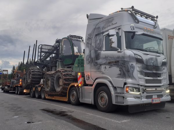 Moto-Rahdin Scania 650S
Moto-Rahdin Scania 650S "King of the Forest" koneenkuljetusyhdistelmä.
Avainsanat: Moto-Rahti Scania 650S King of the Forest ABC Hirvaskangas Mikko