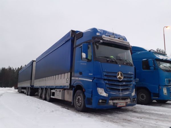 Moto&Kuljetus Mäkelän MB 3563 Actros
Moto&Kuljetus Mäkelän MB 3563 Actros täysperävaunuyhdistelmä.
Avainsanat: Moto&Kuljetus Mäkelä MB 3563 Actros ABC Hirvaskangas