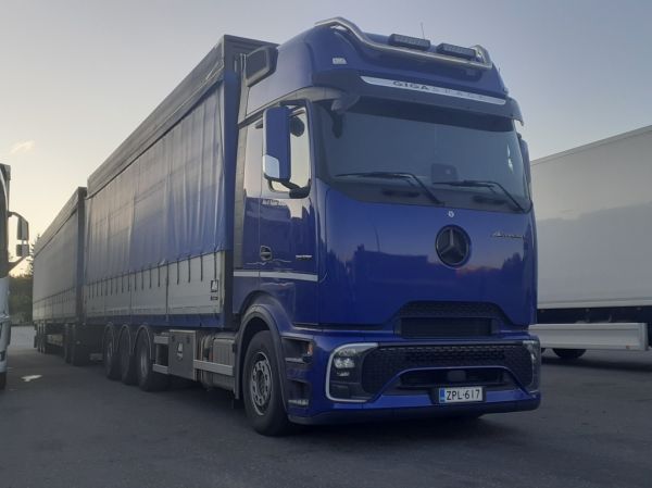 Klikkaa kuvaa nähdäksesi se täysikokoisena
==============
Moto&Kuljetus Mäkelän MB 3563 Actros L
Moto&Kuljetus Mäkelän MB 3563 Actros L täysperävaunuyhdistelmä.
Avainsanat: Moto&Kuljetus Mäkelä MB 3563 ActrosL ABC Hirvaskangas Moto&Kuljetus Mäkelän MB 3563 Actros L
Moto&Kuljetus Mäkelän MB 3563 Actros L täysperävaunuyhdistelmä.
Avainsanat: Moto&Kuljetus Mäkelä MB 3563 ActrosL ABC Hirvaskangas
