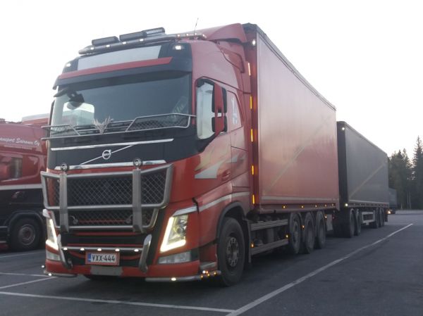Kuljetus Möttösen Volvo FH
Kuljetus Möttönen Oy:n Volvo FH hakeyhdistelmä.
Avainsanat: Möttönen Volvo FH ABC Hirvaskangas