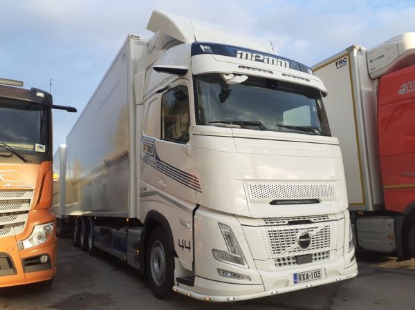 Mpmm Logistiikan Volvo FH500
Leino Logisticsin ajossa oleva Mpmm Logistiikka Oy:n Volvo FH500 täysperävaunuyhdistelmä.
Avainsanat: Leino Logistics Mpmm Logistiikka Volvo FH500 Shell Hirvaskangas 44