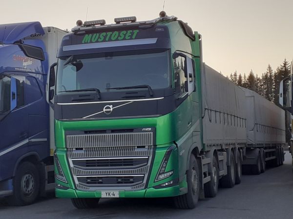 K&K Mustosen Volvo FH16
K&K Mustoset Ay:n nosturilla varustettu Volvo FH16 täysperävaunuyhdistelmä.
Avainsanat: Mustonen Volvo FH16 ABC Hirvaskangas
