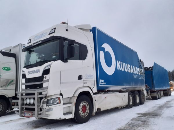 Mutikan Kuljetuksen Scania R560
Mutikan Kuljetus Oy:n nosturilla varustettu Scania R560 täysperävaunuyhdistelmä.
Avainsanat: Mutikan-Kuljetus Scania R560 ABC Hirvaskangas