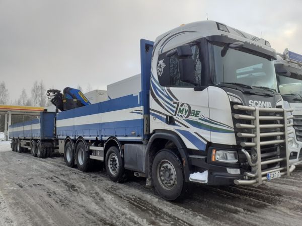 Myllylän Betonin Scania R770
Myllylän Betoni Oy:n nosturilla varustettu Scania R770 täysperävaunuyhdistelmä.

Avainsanat: MyllylänBetoni Scania R770 Shell Hirvaskangas