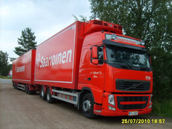 M Myllymäen Volvo FH500 
Saarioisten ajossa oleva M Myllymäki Ky:n Volvo FH500 täysperävaunuyhdistelmä.
Avainsanat: Myllymäki Saarioinen Volvo FH500