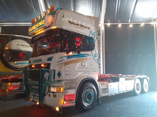 Myllymäki Yhtymän Scania
Myllymäki Yhtymä Oy:n Scania koukkulava-auto.
Avainsanat: Myllymäki-Yhtymä Scania Himos25