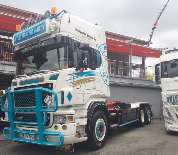 Klikkaa kuvaa nähdäksesi se täysikokoisena
==============
Myllymäki Yhtymän Scania R500
Myllymäki Yhtymä Oy:n Scania R500 koukkulava-auto.
Avainsanat: Myllymäki-Yhtymä Scania R500 Himos26 Myllymäki Yhtymän Scania R500
Myllymäki Yhtymä Oy:n Scania R500 koukkulava-auto.
Avainsanat: Myllymäki-Yhtymä Scania R500 Himos26