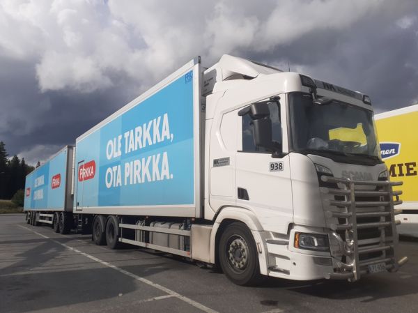 NK-Logistiikan Scania R500
NK-Logistiikka Oy:n Scania R500 täysperävaunuyhdistelmä.
Avainsanat: NK-Logistiikka Scania R500 ABC Hirvaskangas 938 Pirkka