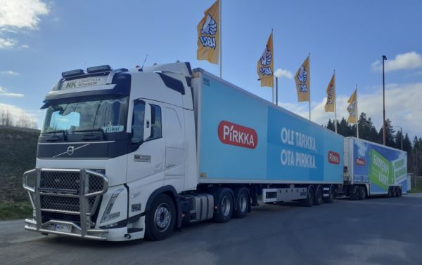 NK-Logistiikan Volvo FH500
NK-Logistiikka Oy:n Volvo FH500 Hct-yhdistelmä.
Avainsanat: NK-Logistiikka Volvo FH500 Pirkka Hct ABC Hirvaskangas 962 Riku